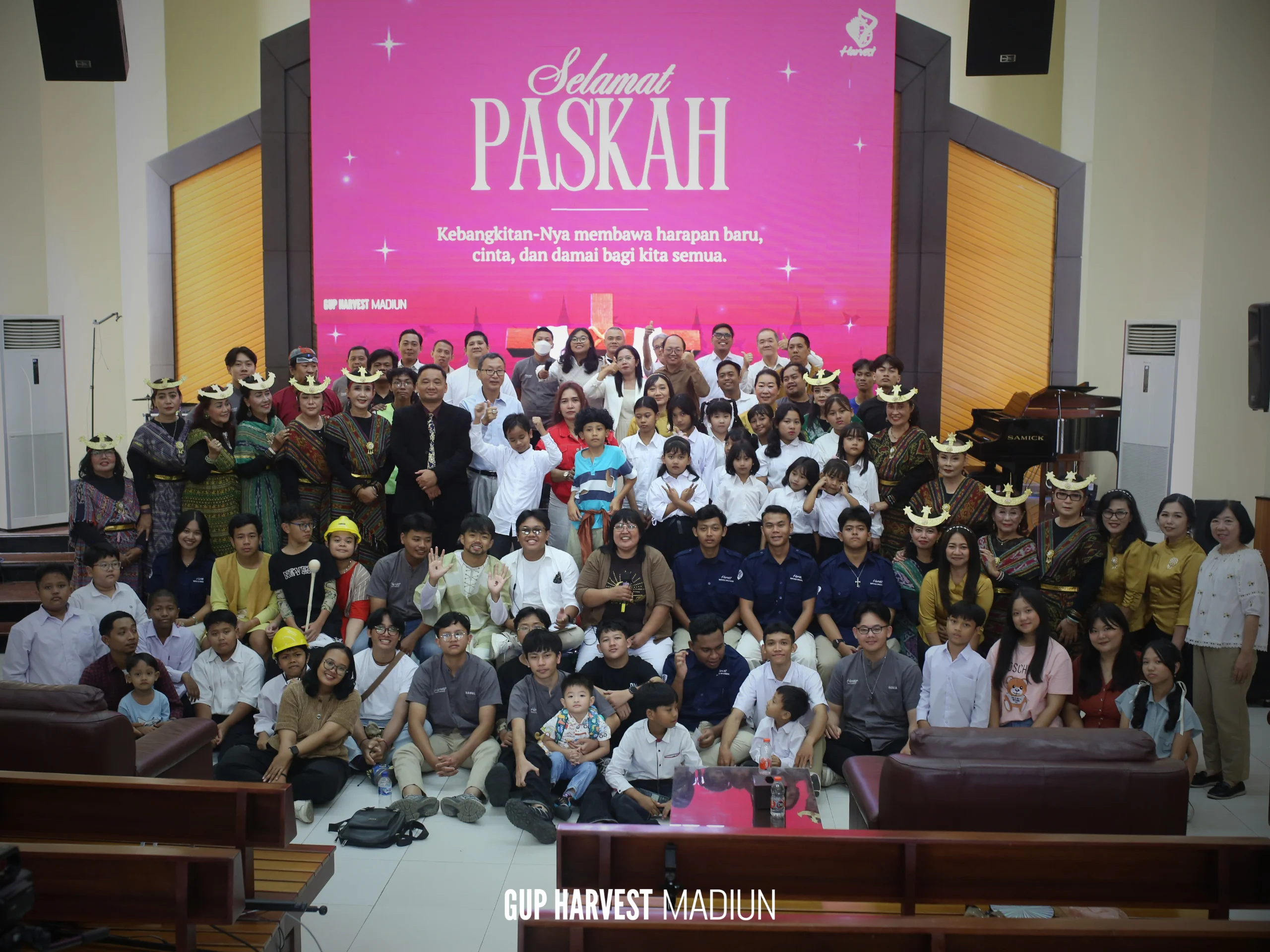 Foto bersama jemaat dan panitia perayaan Ibadah Paskah di depan panggung utama GUP Harvest Madiun.