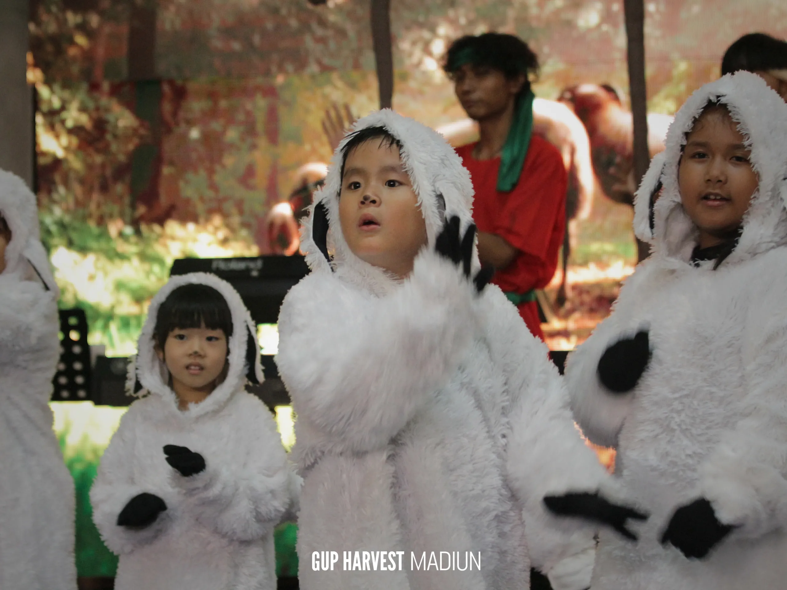 Penampilan pujian dalam ibadah Natal GUP Harvest