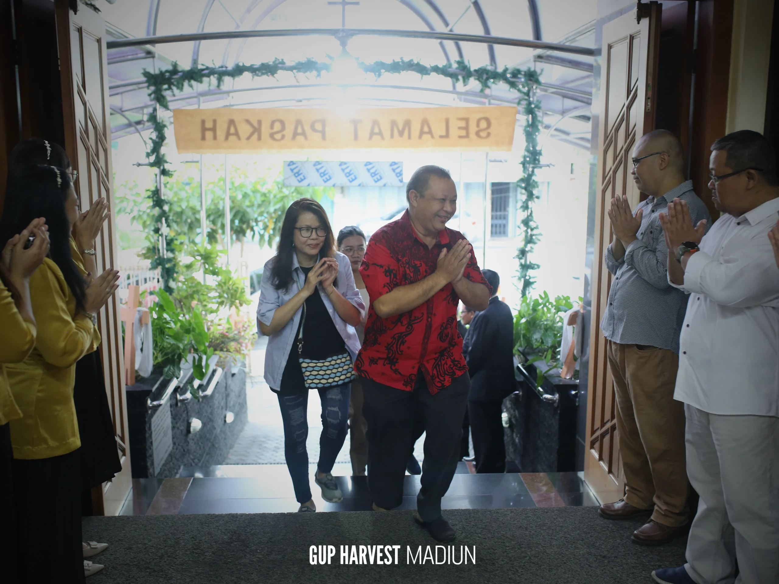 Momen penyambutan hangat kedatangan jemaat yang berjalan memasuki ruang ibadah.