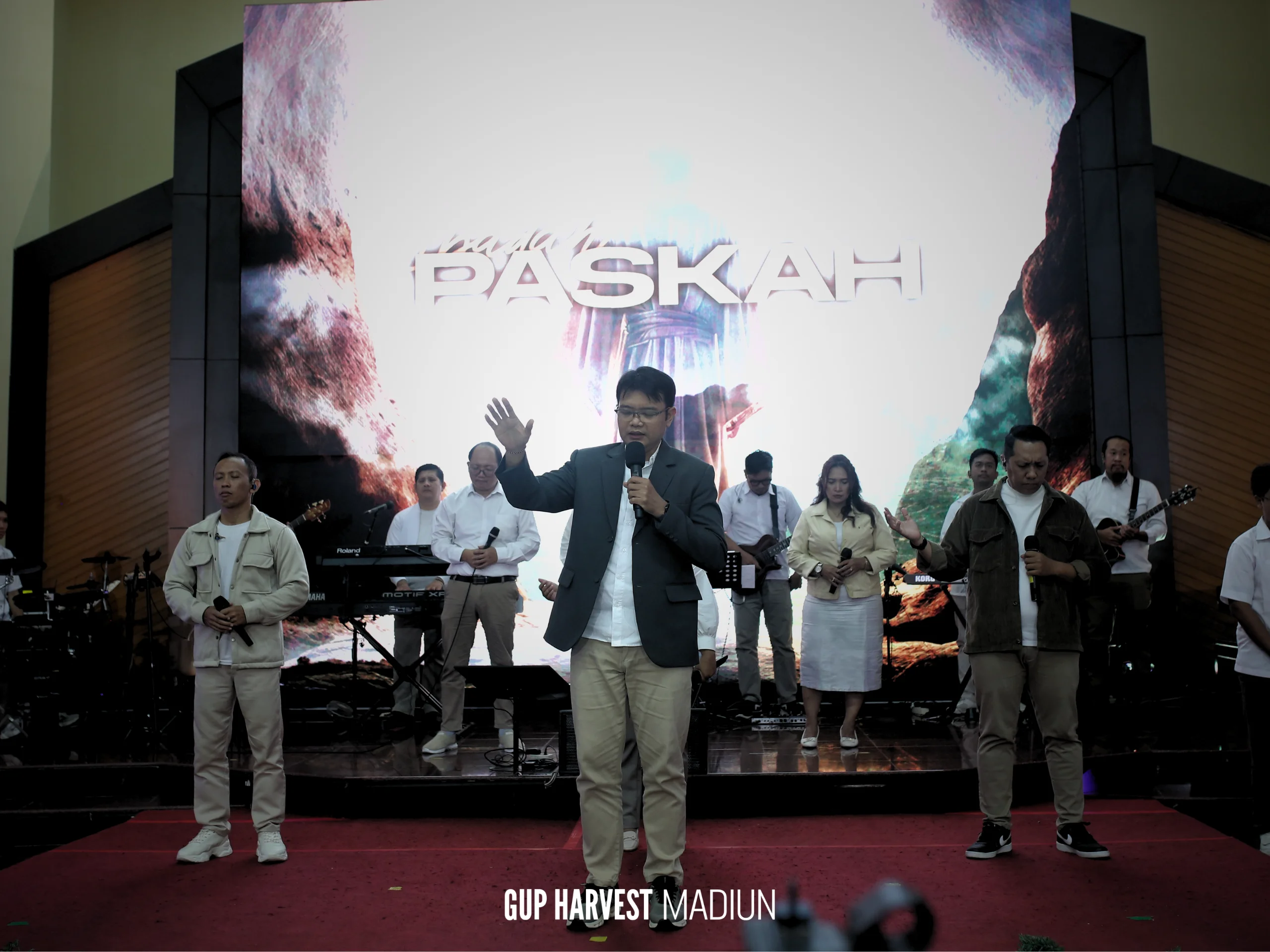 Tim pujian dan penyembahan (Praise & Worship) memimpin jalannya Ibadah Paskah di atas panggung.