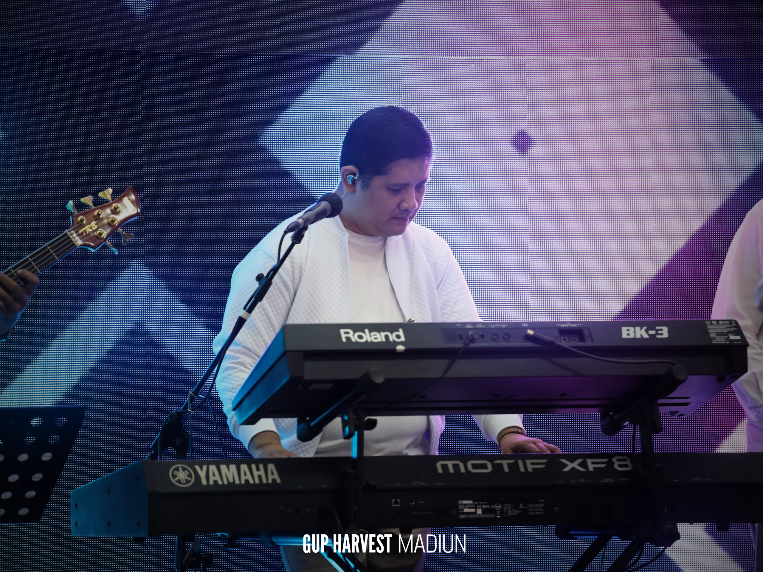 Pemain keyboard mengiringi sesi pujian dan penyembahan pada perayaan Paskah di GUP Harvest.
