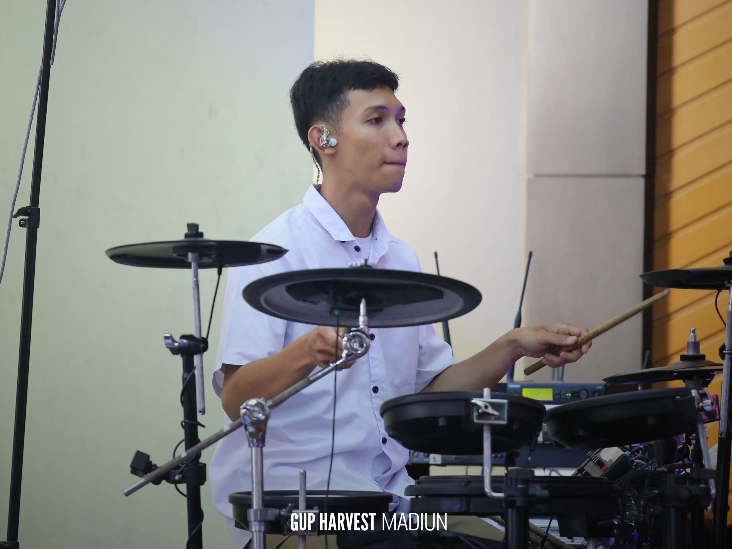 Pemain drum elektronik memberikan ketukan dinamis untuk mengiringi lagu pujian Paskah.