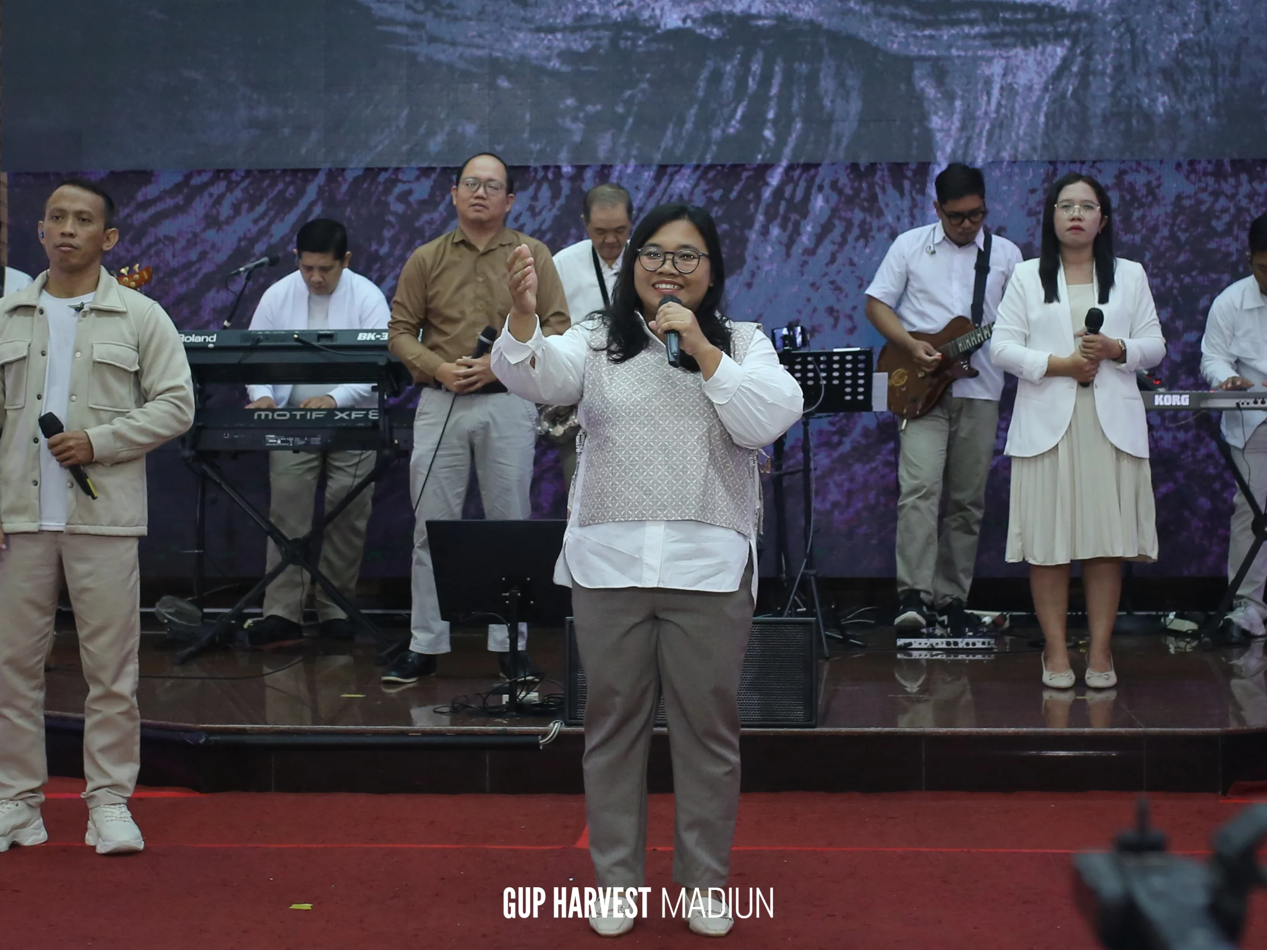 Tim Praise and Worship GUP Harvest Madiun tampil memimpin jemaat dalam sorak-sorai pujian di atas panggung.