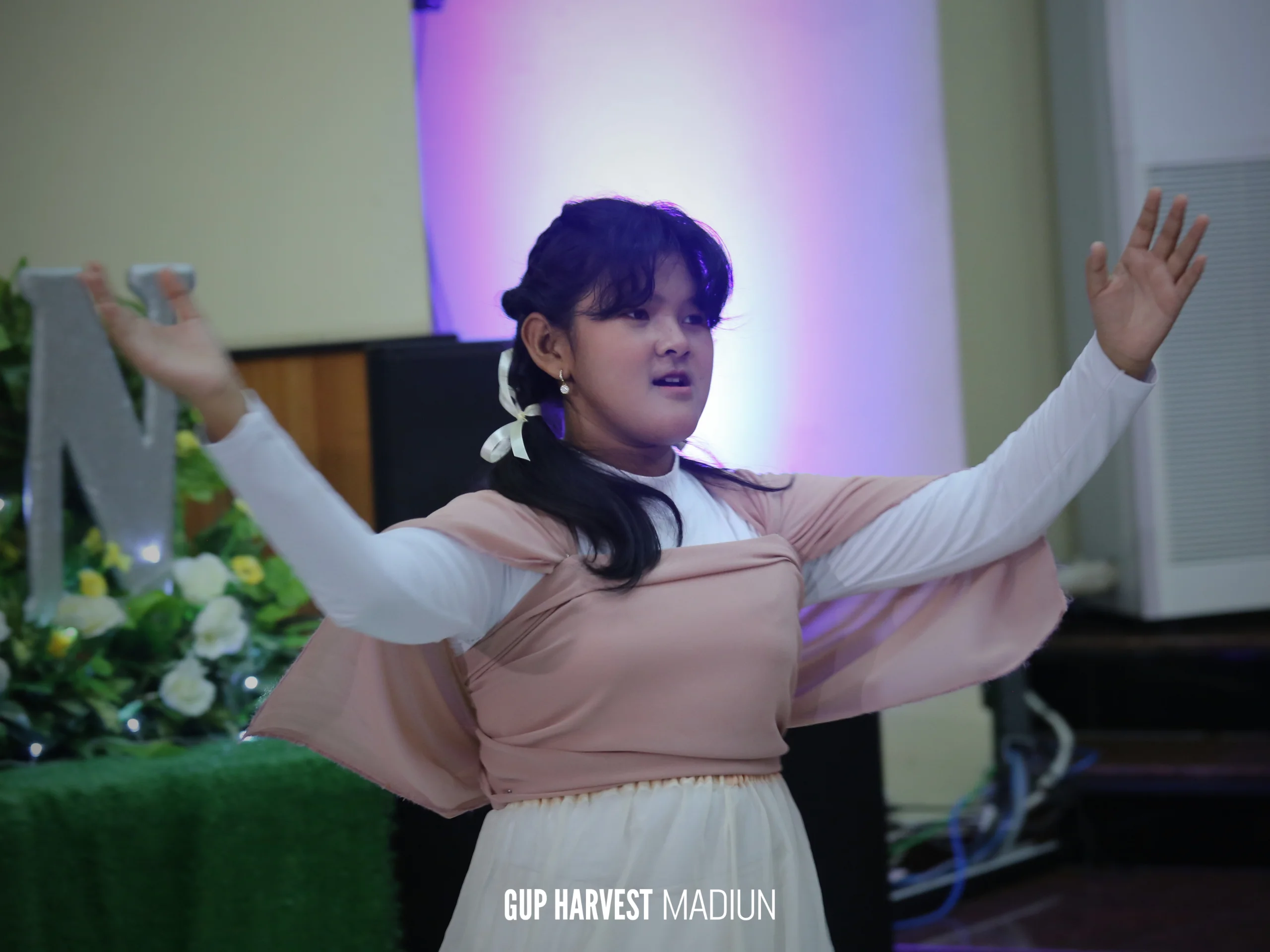 Penampilan tarian kreatif anak untuk memeriahkan suasana ibadah perayaan Paskah.