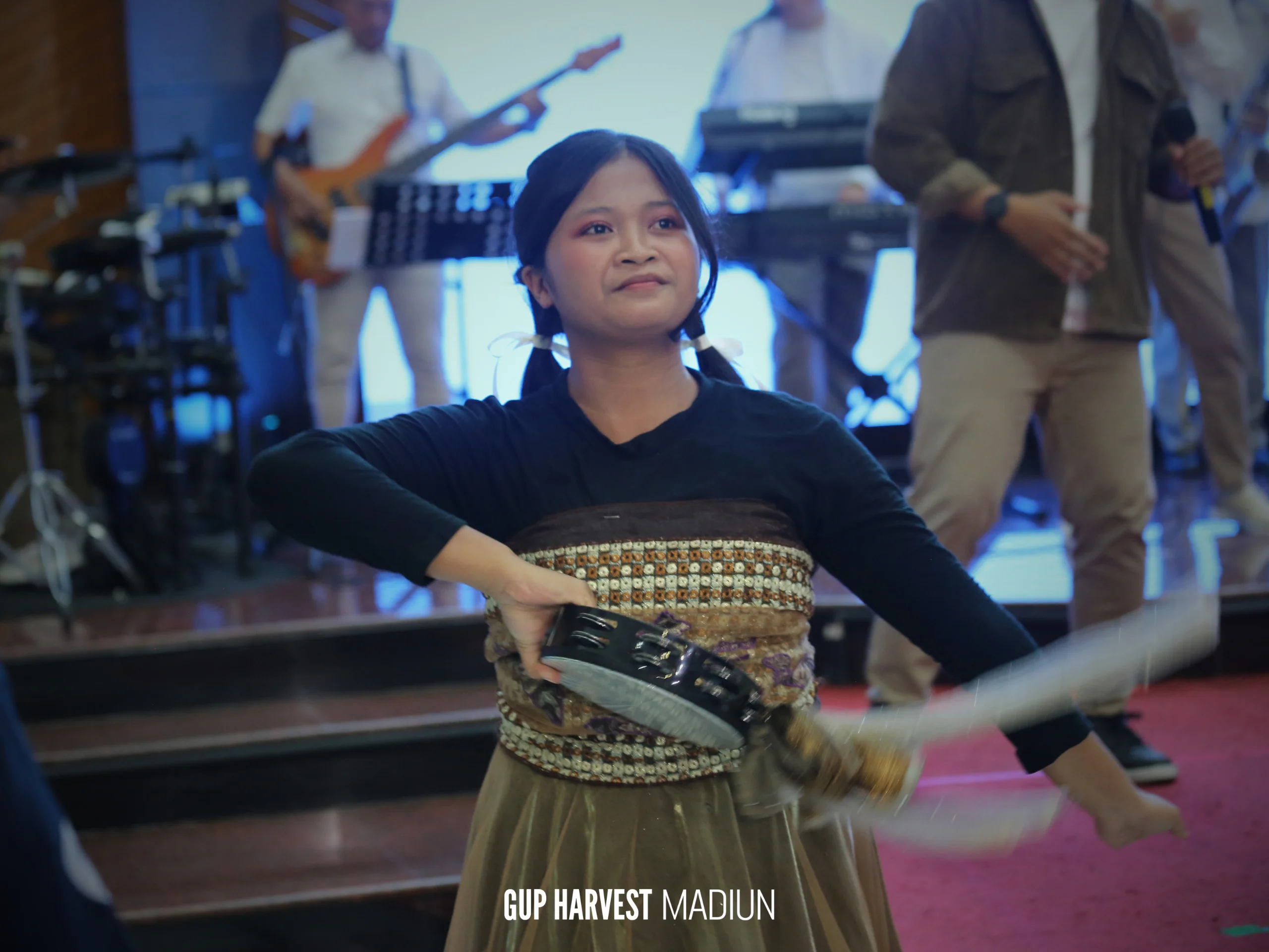 Pelayanan tari rebana (tambourine) oleh anak-anak yang memperindah jalannya Ibadah Paskah.
