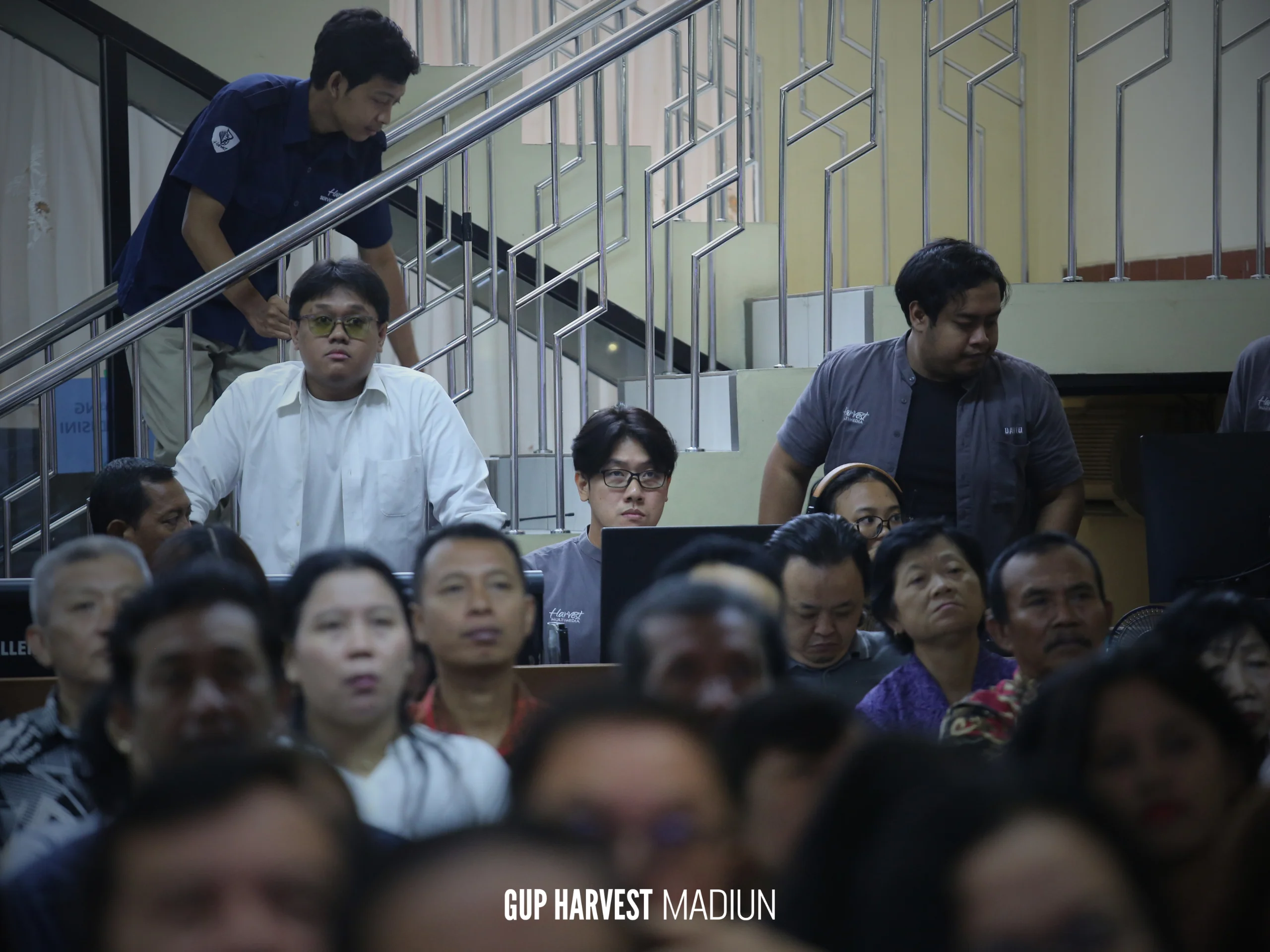 Tim multimedia dan sound system bertugas memastikan kelancaran teknis jalannya Ibadah Paskah di area kontrol gereja.