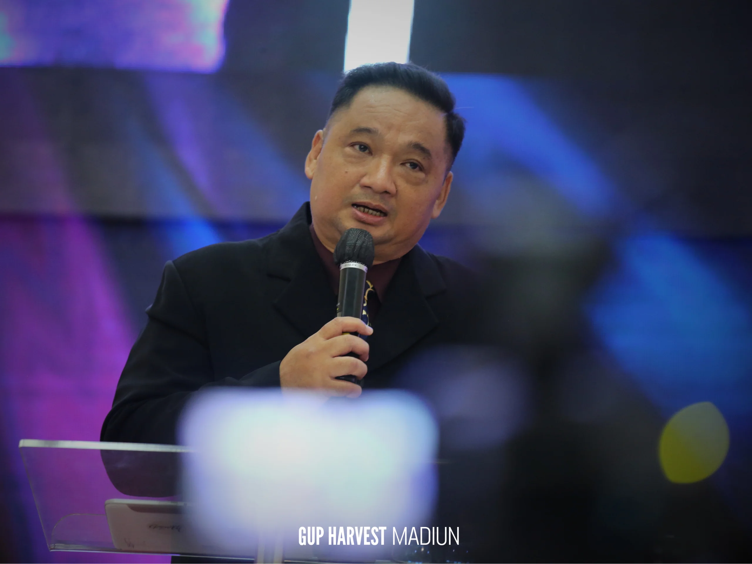Potret jarak dekat (close-up) pendeta saat menyampaikan khotbah Paskah yang penuh makna bagi jemaat.