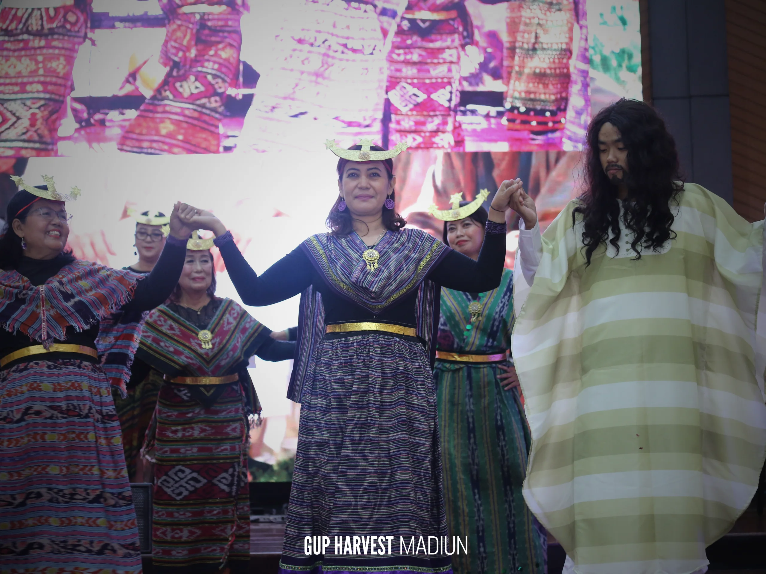 Penampilan drama teatrikal Paskah oleh jemaat menggunakan balutan kostum tradisional nusantara dan pakaian alkitabiah.