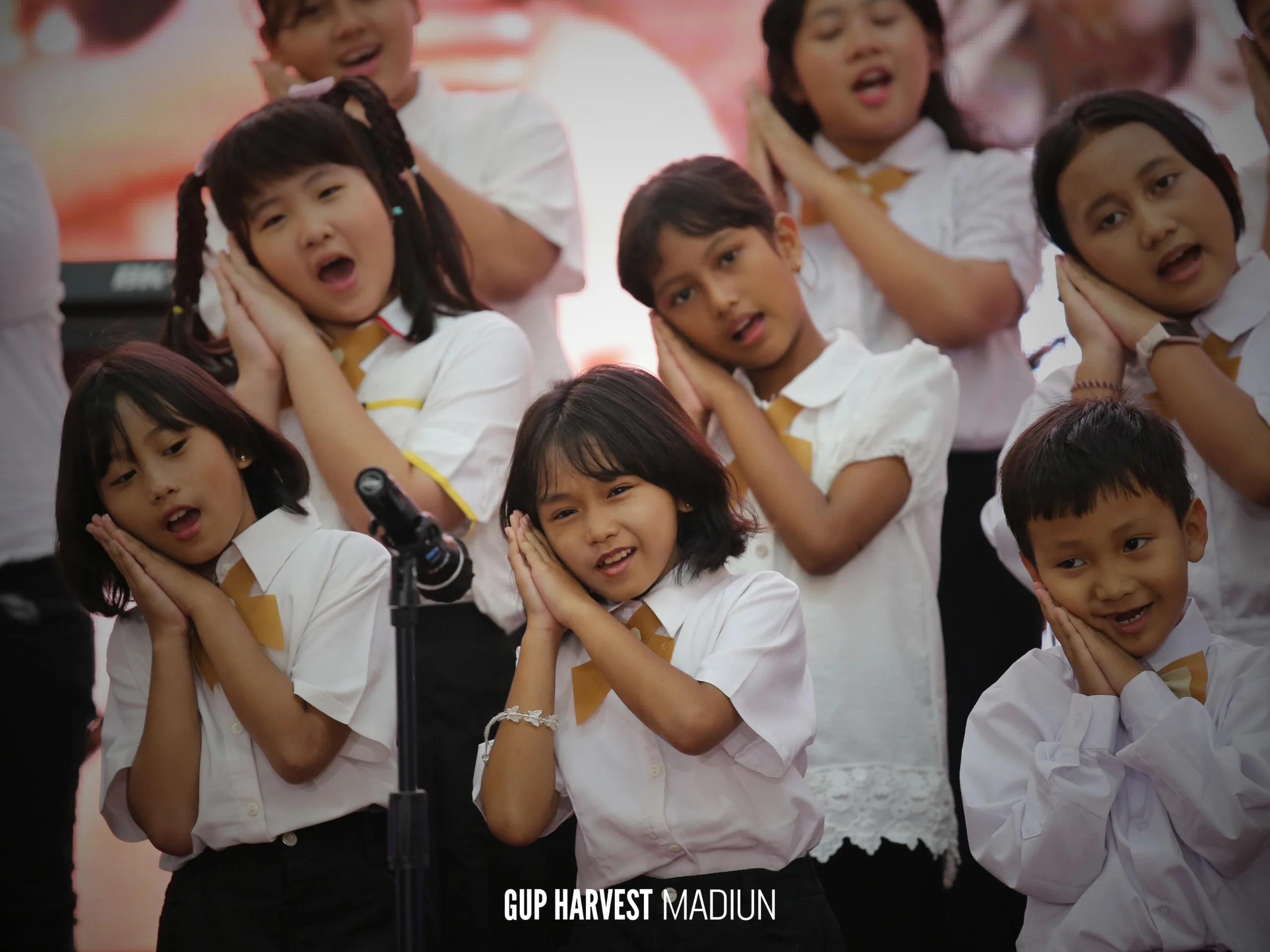 Ekspresi menggemaskan anak-anak Sekolah Minggu saat mempersembahkan gerak dan lagu pujian pada Ibadah Paskah.