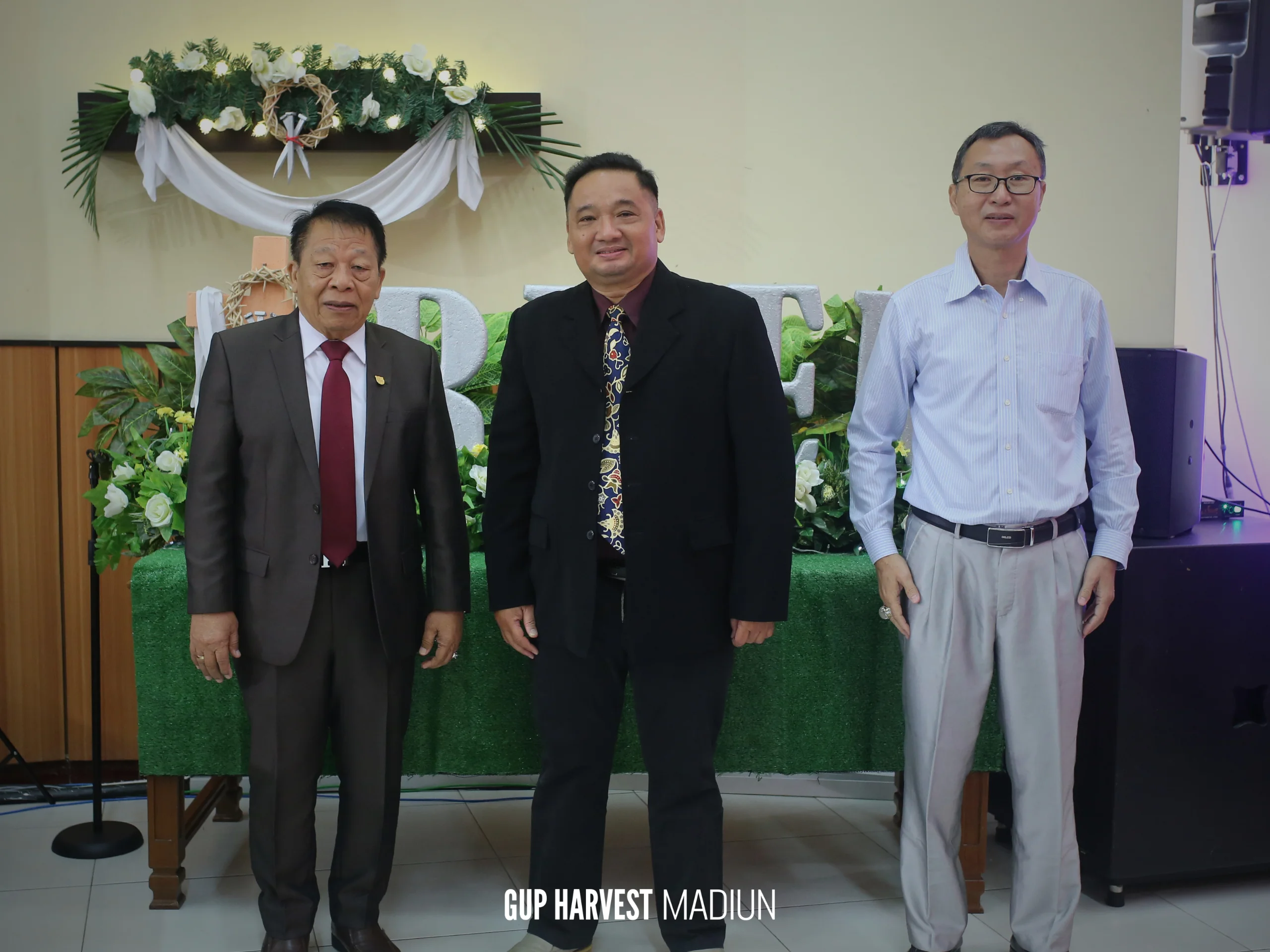 Dokumentasi kebersamaan para gembala dan pelayan Tuhan di depan area dekorasi Paskah gereja.
