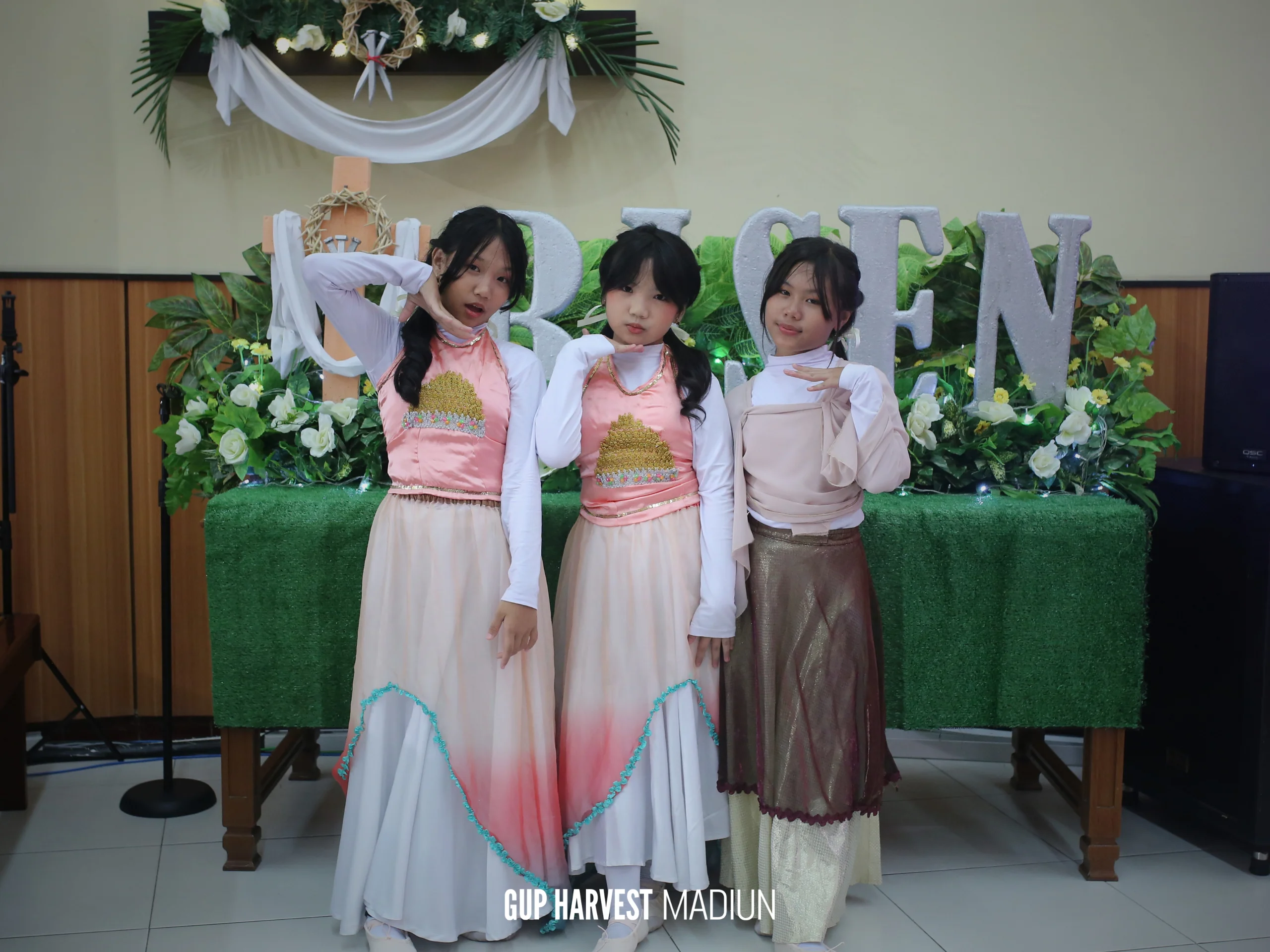 Gaya kompak penari anak Sekolah Minggu GUP Harvest Madiun di area photobooth perayaan kebangkitan Yesus.