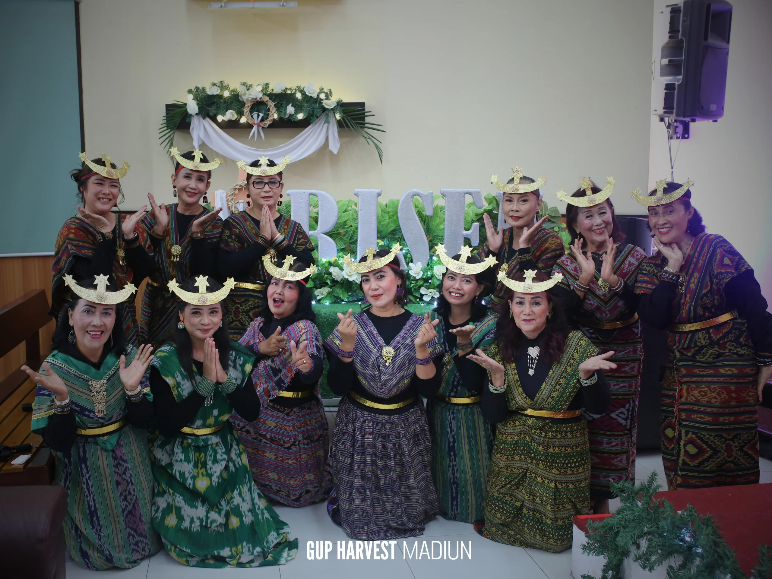 Komunitas wanita gereja tampil anggun dengan balutan busana tenun tradisional nusantara pada perayaan Paskah.