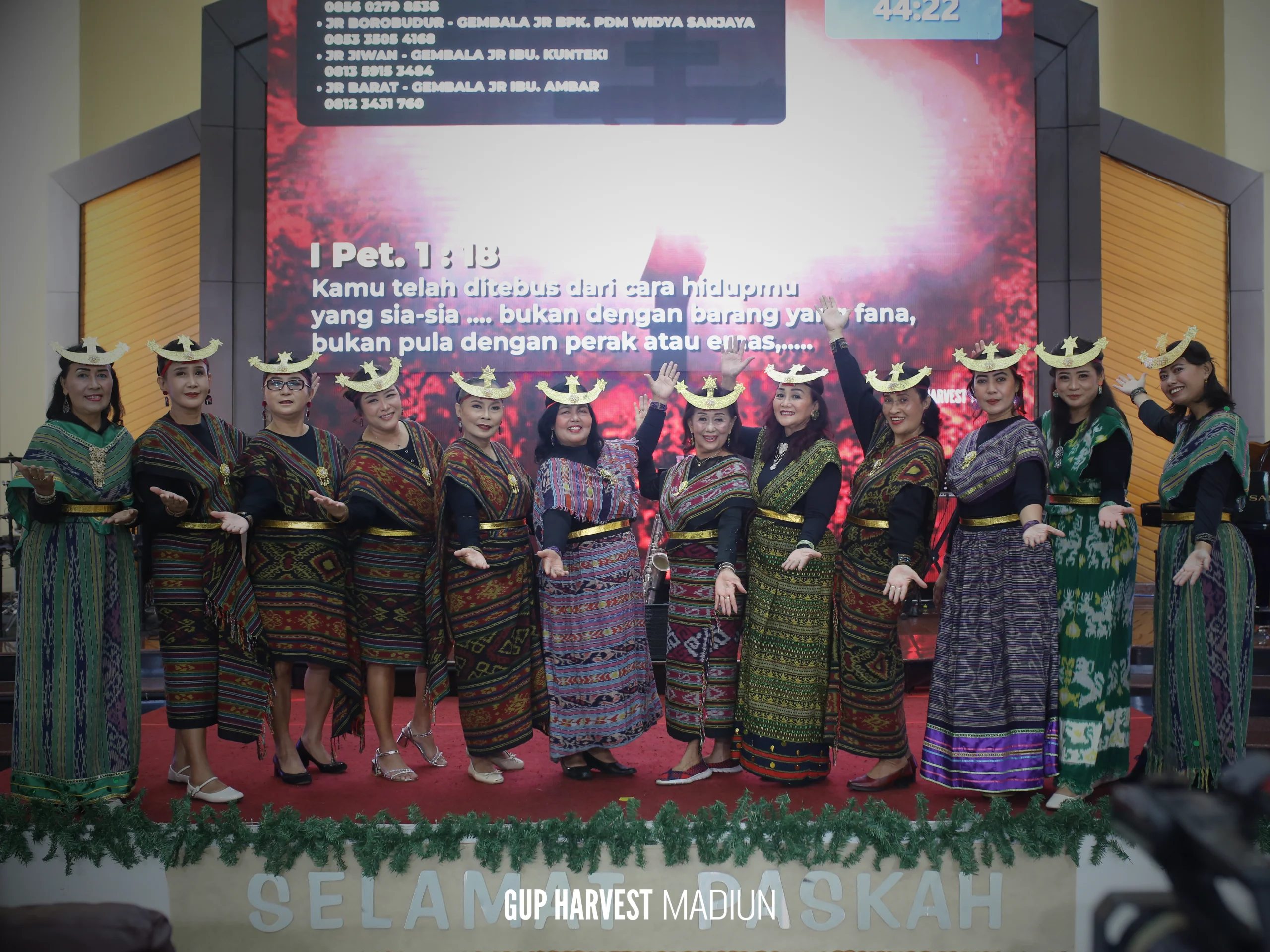 Pose sapaan hangat dari pelayan Tuhan wanita berpakaian adat di atas panggung Ibadah Paskah GUP Harvest Madiun.