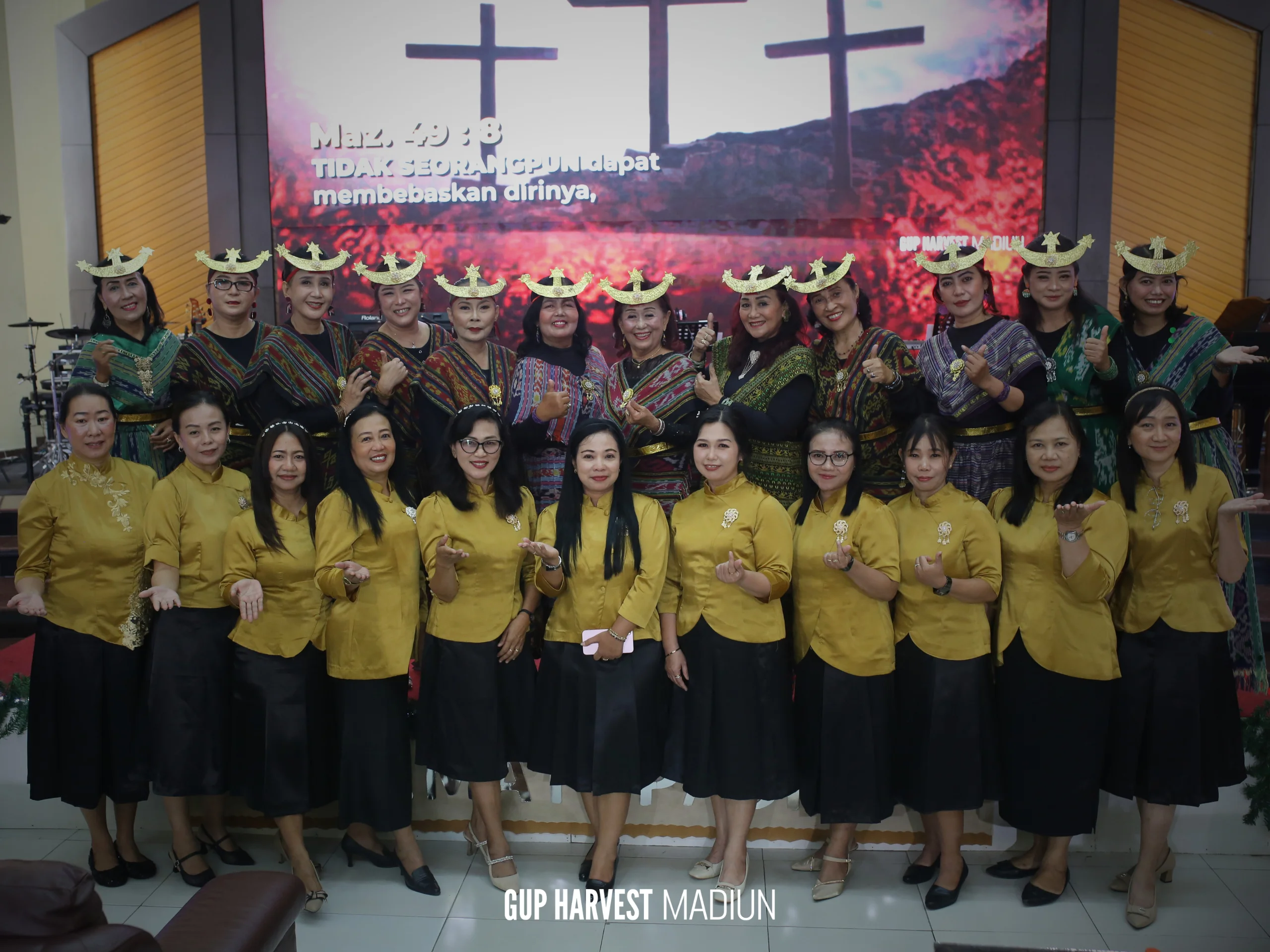 Foto kebersamaan tim penyambut tamu (usher) dan pelayan wanita gereja seusai rangkaian Ibadah Paskah selesai.