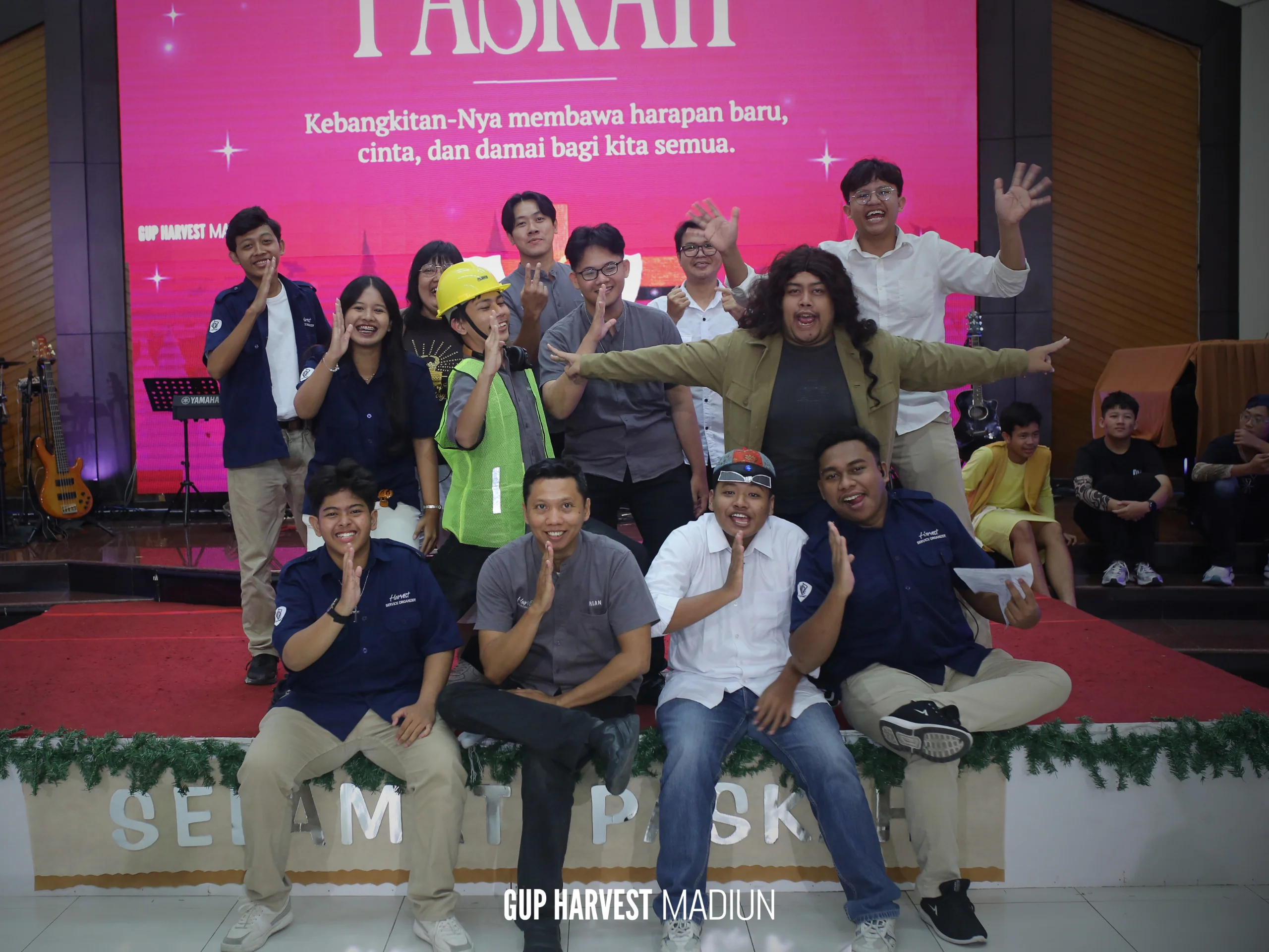 Pose ceria dan ekspresif dari komunitas pemuda dan tim pelayanan GUP Harvest seusai perayaan ibadah Paskah.