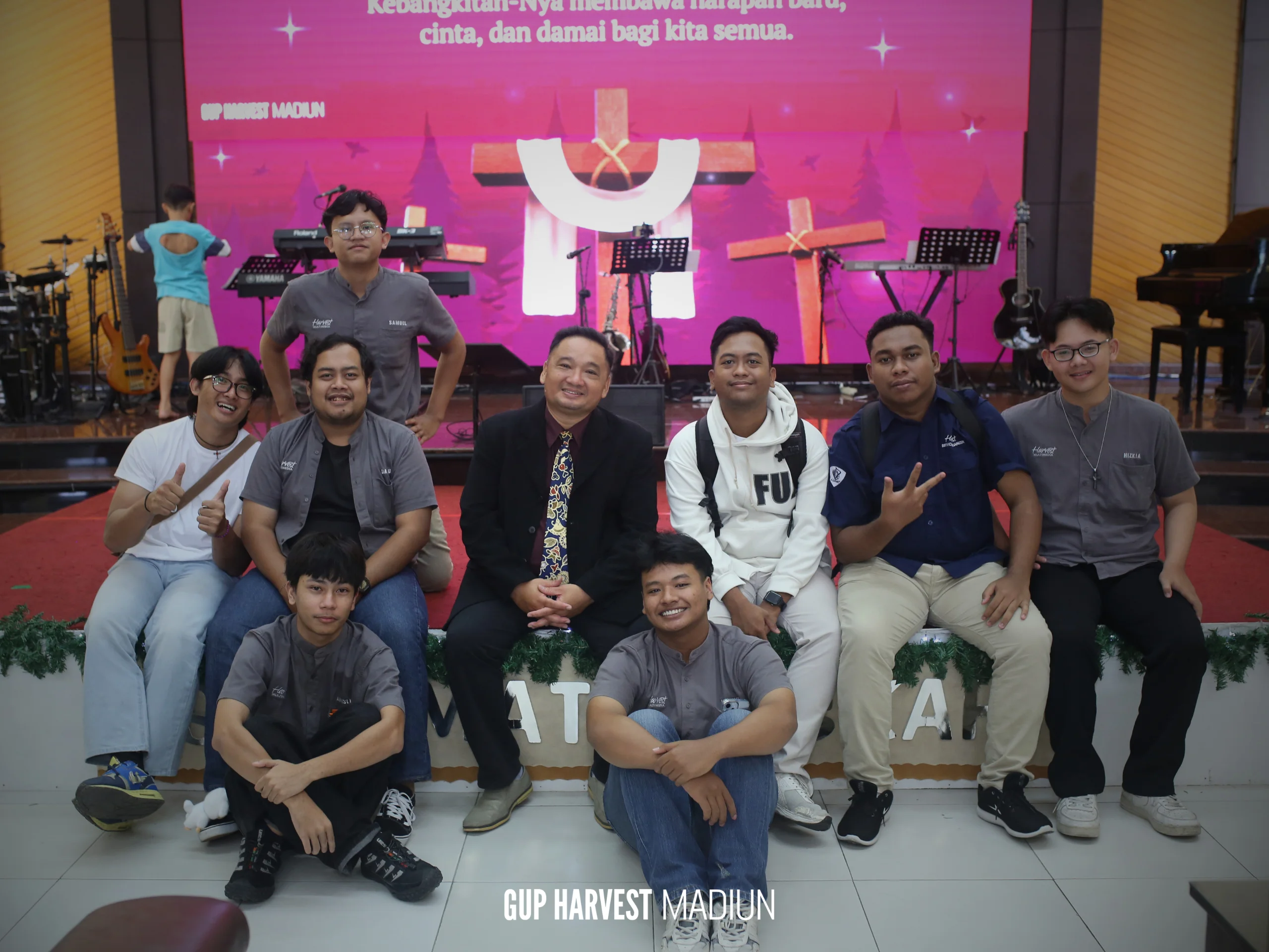 Kebersamaan yang hangat antara gembala sidang dan tim pelayanan pemuda di penghujung Ibadah Raya Paskah gereja.