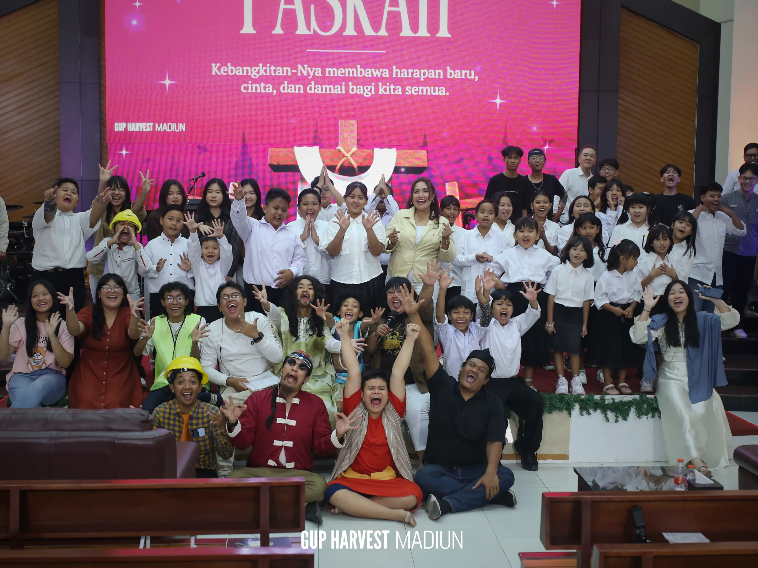 Keceriaan dan antusiasme luar biasa dari anak-anak Sekolah Minggu beserta tim pemeran drama Paskah GUP Harvest Madiun.