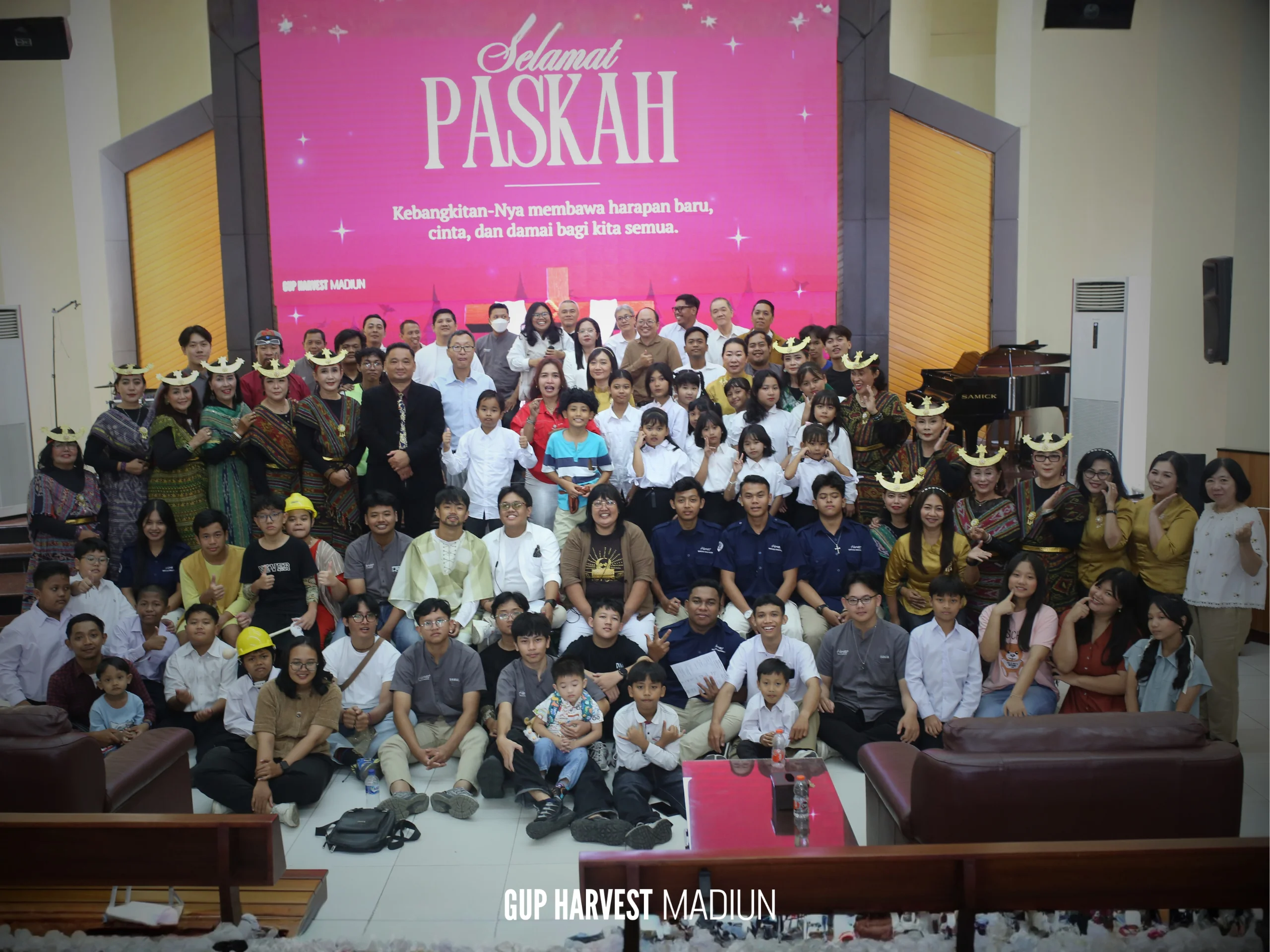 Foto kebersamaan akbar seluruh panitia, pelayan Tuhan, dan jemaat GUP Harvest Madiun sebagai penutup rangkaian kemeriahan Ibadah Paskah.